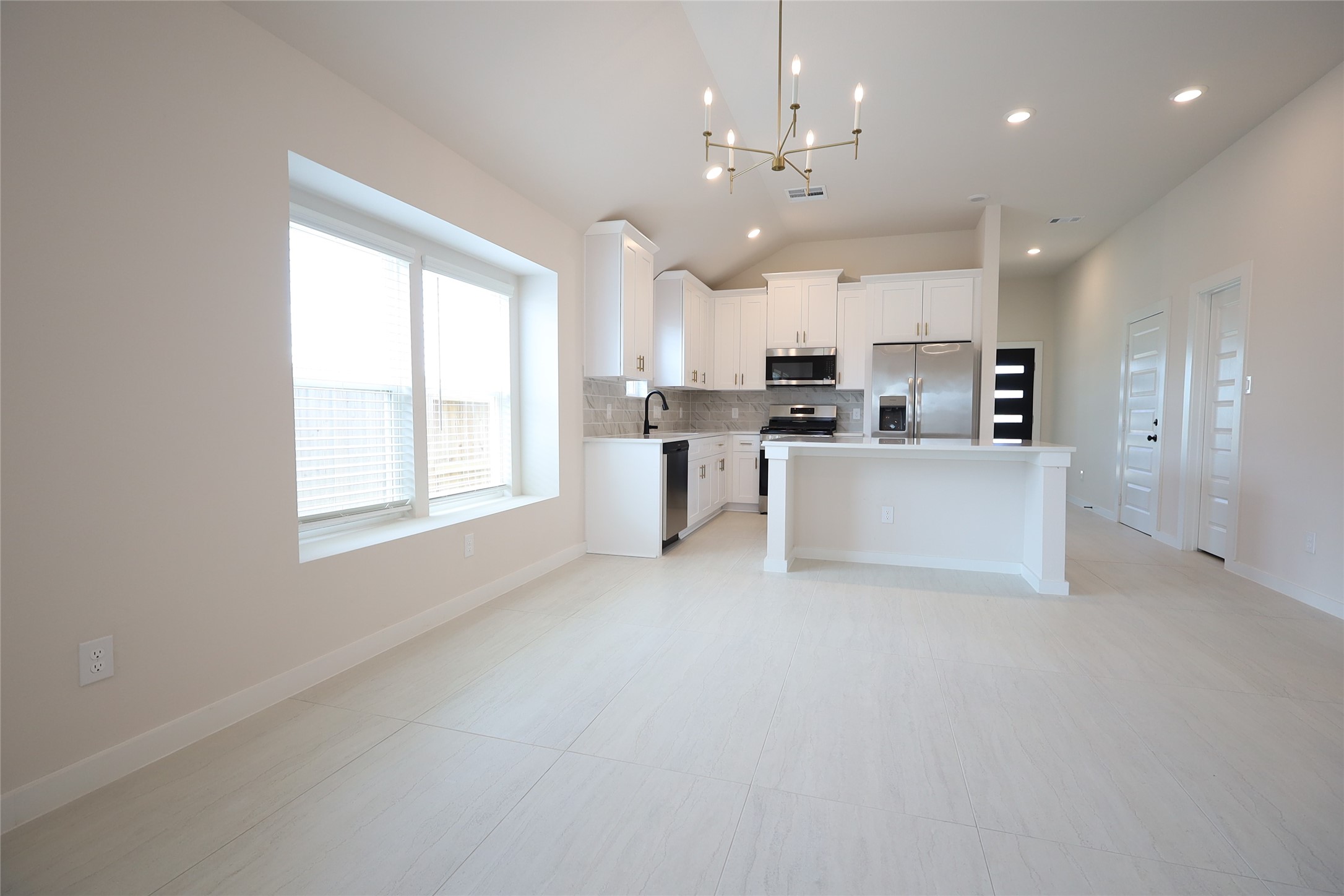 13215 Glacier Vw Lane Rosharon, TX 77583 - Photo 6 of 17 Plenty of space for a large dining table plus large kitchen island.