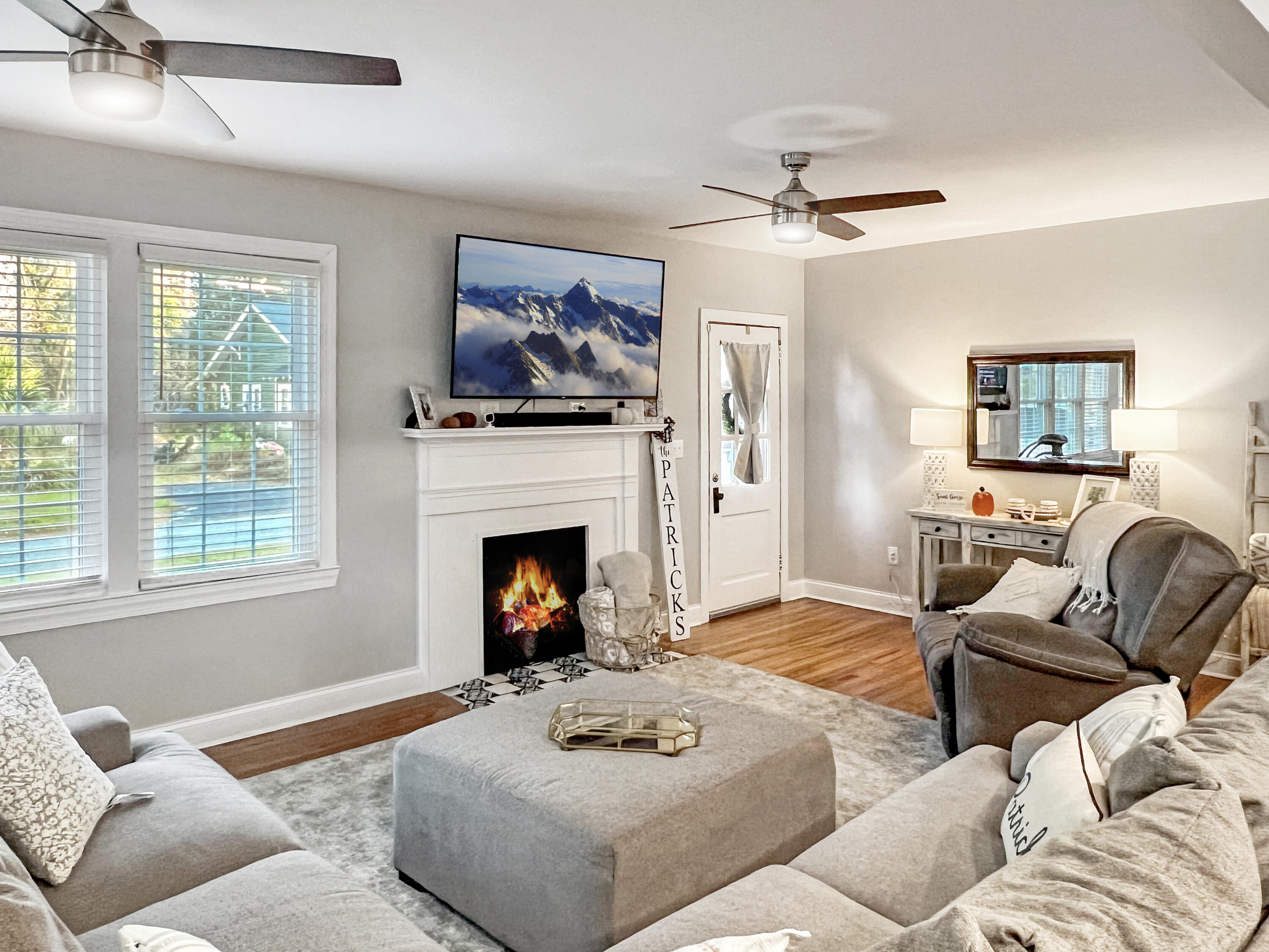 401 Sears Street St. George, SC 29477 - Photo 5 of 31 401living1 (1)