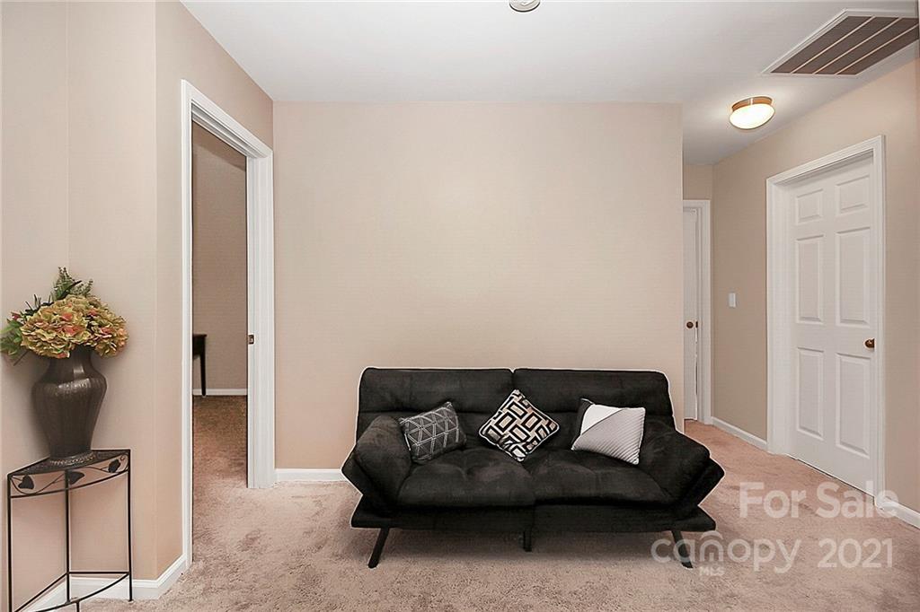 11516 Erwin Ridge Avenue Charlotte, NC 28213 - Photo 16 of 38 a living room with furniture