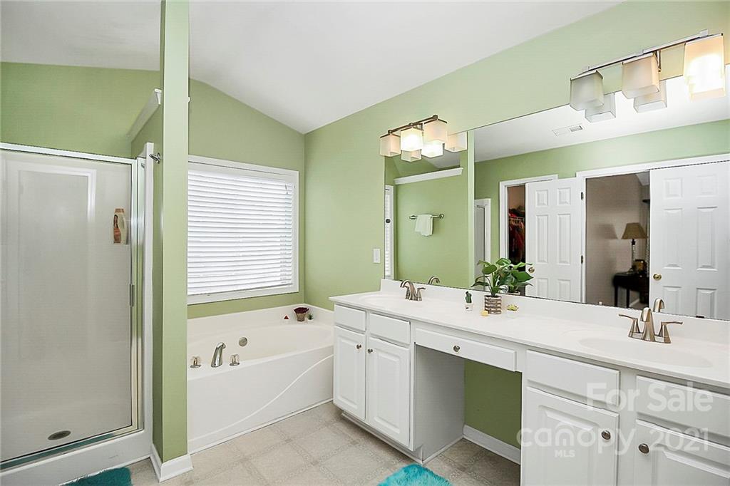 11516 Erwin Ridge Avenue Charlotte, NC 28213 - Photo 20 of 38 a bathroom with a double vanity sink mirror and bathtub