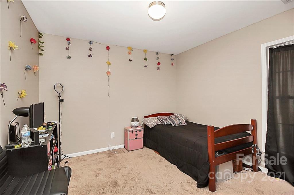 11516 Erwin Ridge Avenue Charlotte, NC 28213 - Photo 22 of 38 a bedroom with a bed and a desk