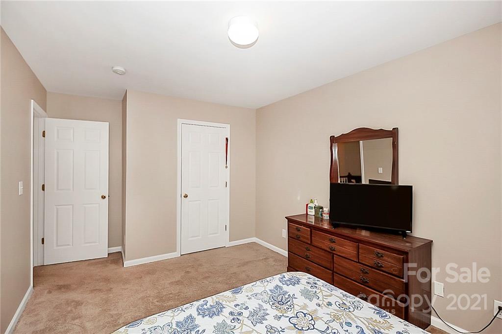 11516 Erwin Ridge Avenue Charlotte, NC 28213 - Photo 27 of 38 a bedroom with a bed and television
