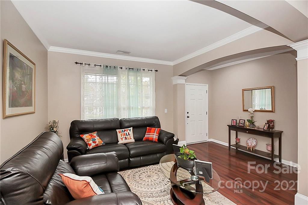 11516 Erwin Ridge Avenue Charlotte, NC 28213 - Photo 4 of 38 a living room with furniture and a window