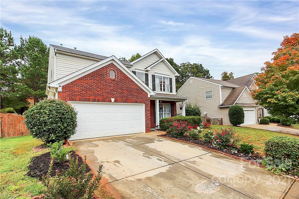 11516 Erwin Ridge Avenue Charlotte, NC 28213 - Photo 33 of 38 a front view of a house with garden