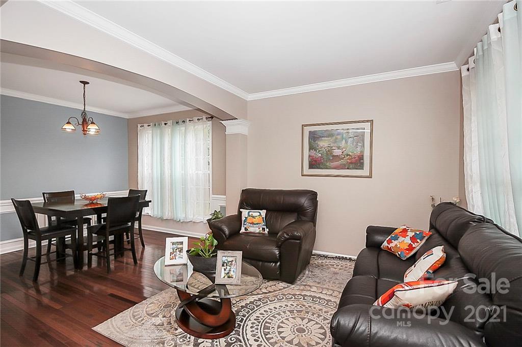 11516 Erwin Ridge Avenue Charlotte, NC 28213 - Photo 5 of 38 a living room with furniture and wooden floor