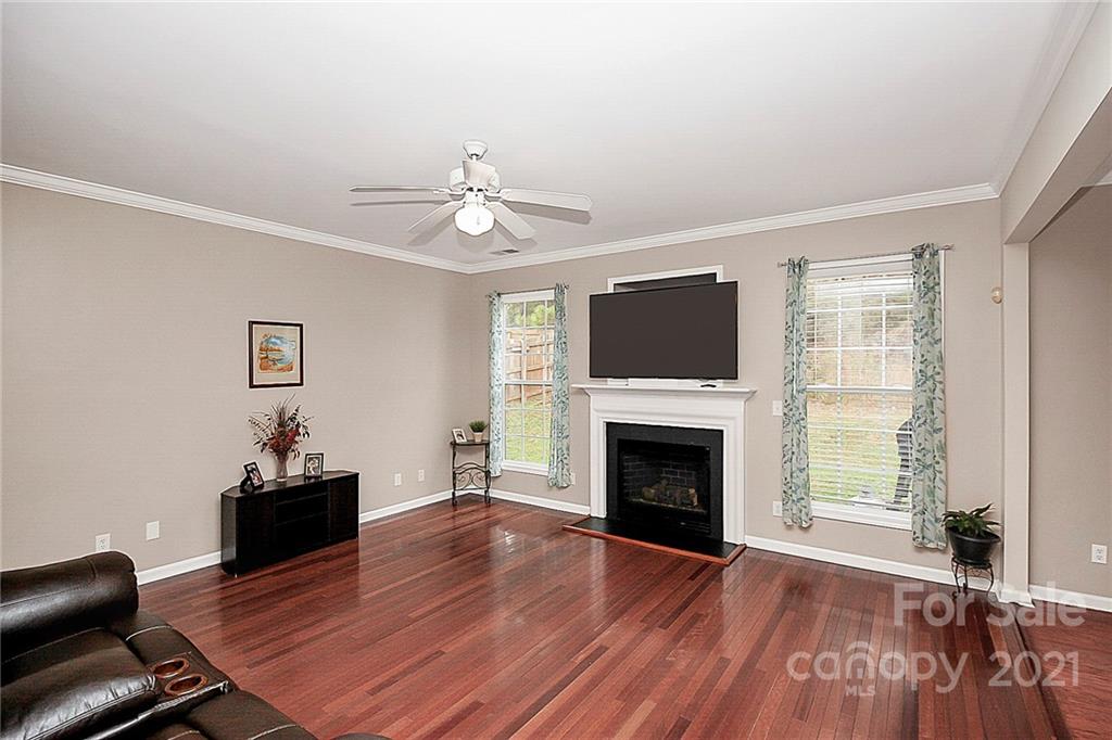 11516 Erwin Ridge Avenue Charlotte, NC 28213 - Photo 8 of 38 a living room with furniture and a flat screen tv