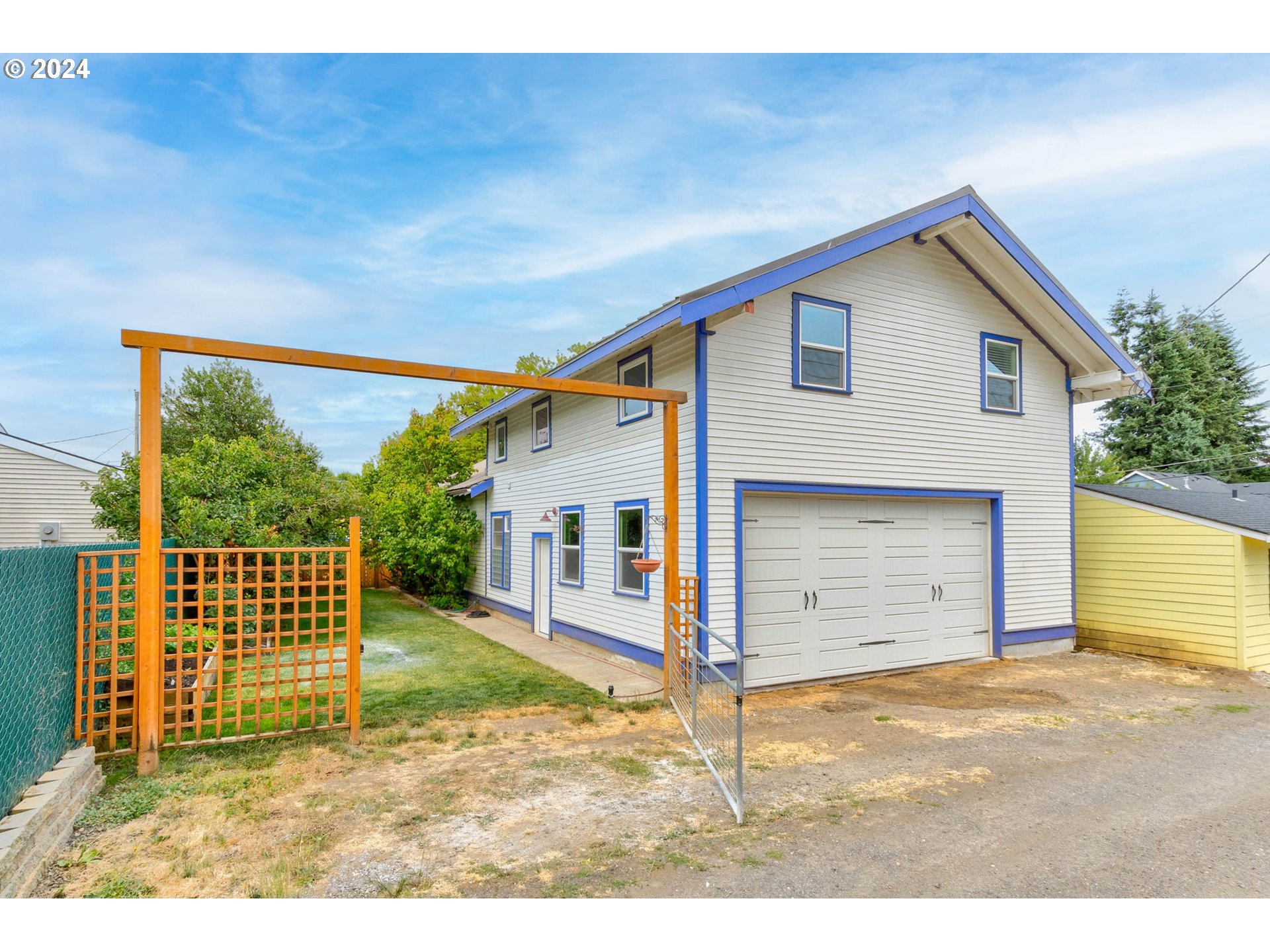 120 North 4th Avenue Ridgefield, WA 98642 - Photo 29 of 33 a backyard of a house with basket ball court and garage
