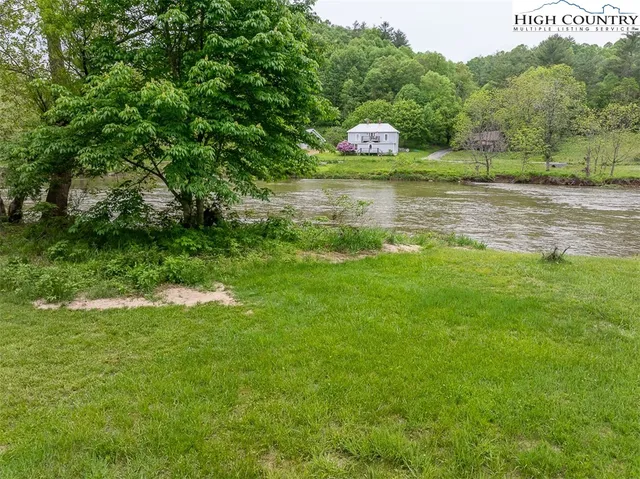 a view of a back yard