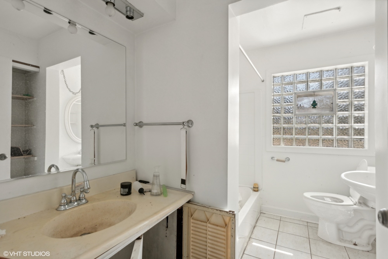 8345 McCarthy Road Palos Park, IL 60464 - Photo 10 of 18 a bathroom with a sink toilet and shower