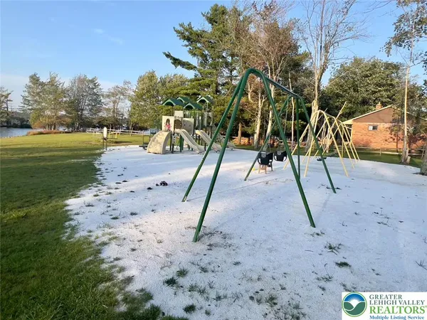 $3,000 | 1242 Shadblow Road, Pocono Summit, PA 18346