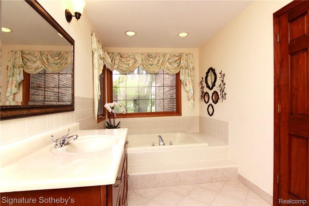 30895 Country Ridge Circle Farmington, MI 48331 - Photo 21 of 43 Master Bath