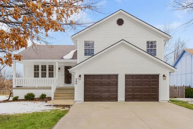 $385,000 | 704 Southeast 11th Street, Lee's Summit, MO 64081