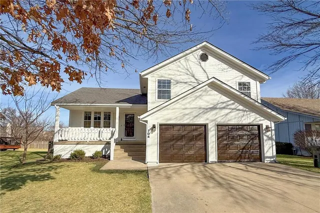$385,000 | 704 Southeast 11th Street, Lee's Summit, MO 64081