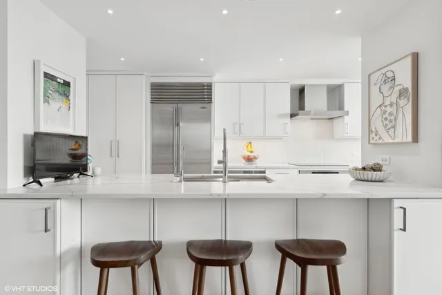 $734,900 | 4170 North Marine Drive, Unit 23L, Chicago, IL 60613