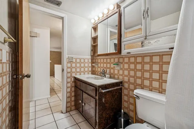 a view of a yard in front of house