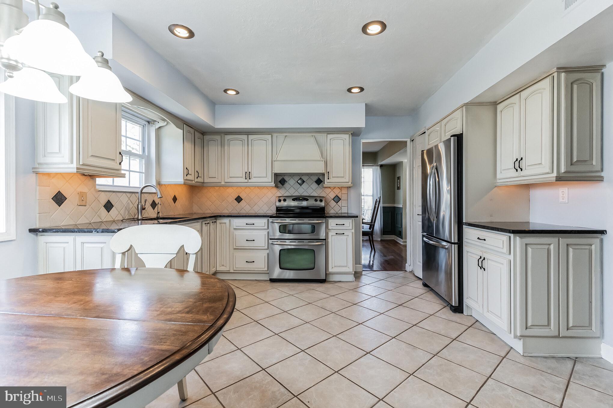 579 Coach Road Horsham, PA 19044 - Photo 8 of 32 Kitchen