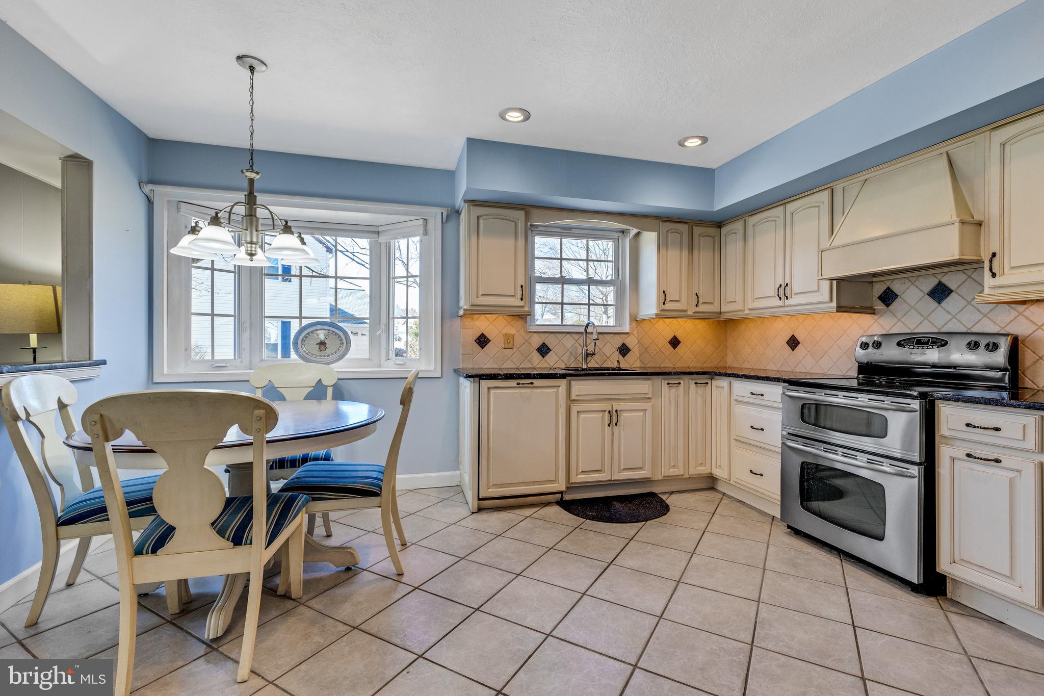 579 Coach Road Horsham, PA 19044 - Photo 9 of 32 Kitchen