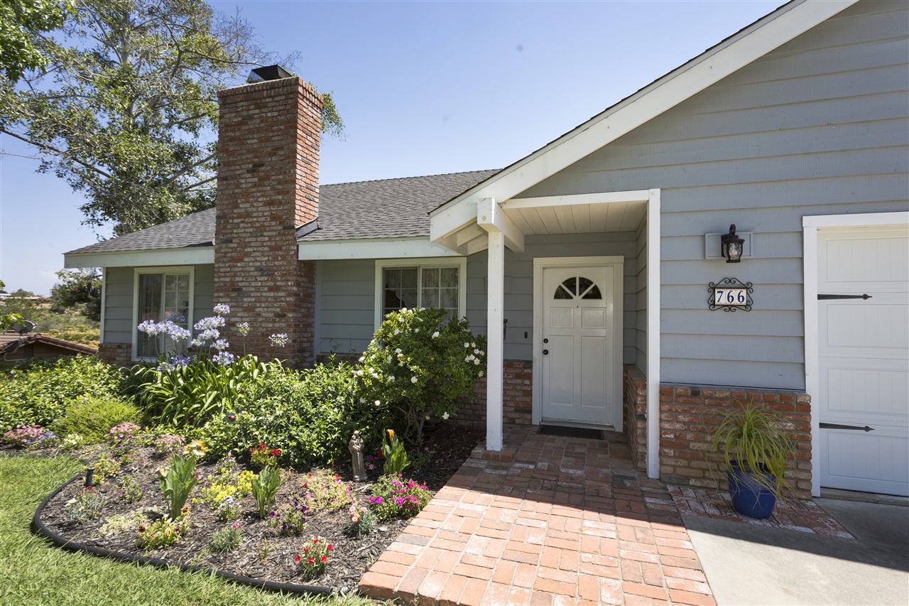 766 Carnation Lane Fallbrook, CA 92028 - Photo 2 of 25