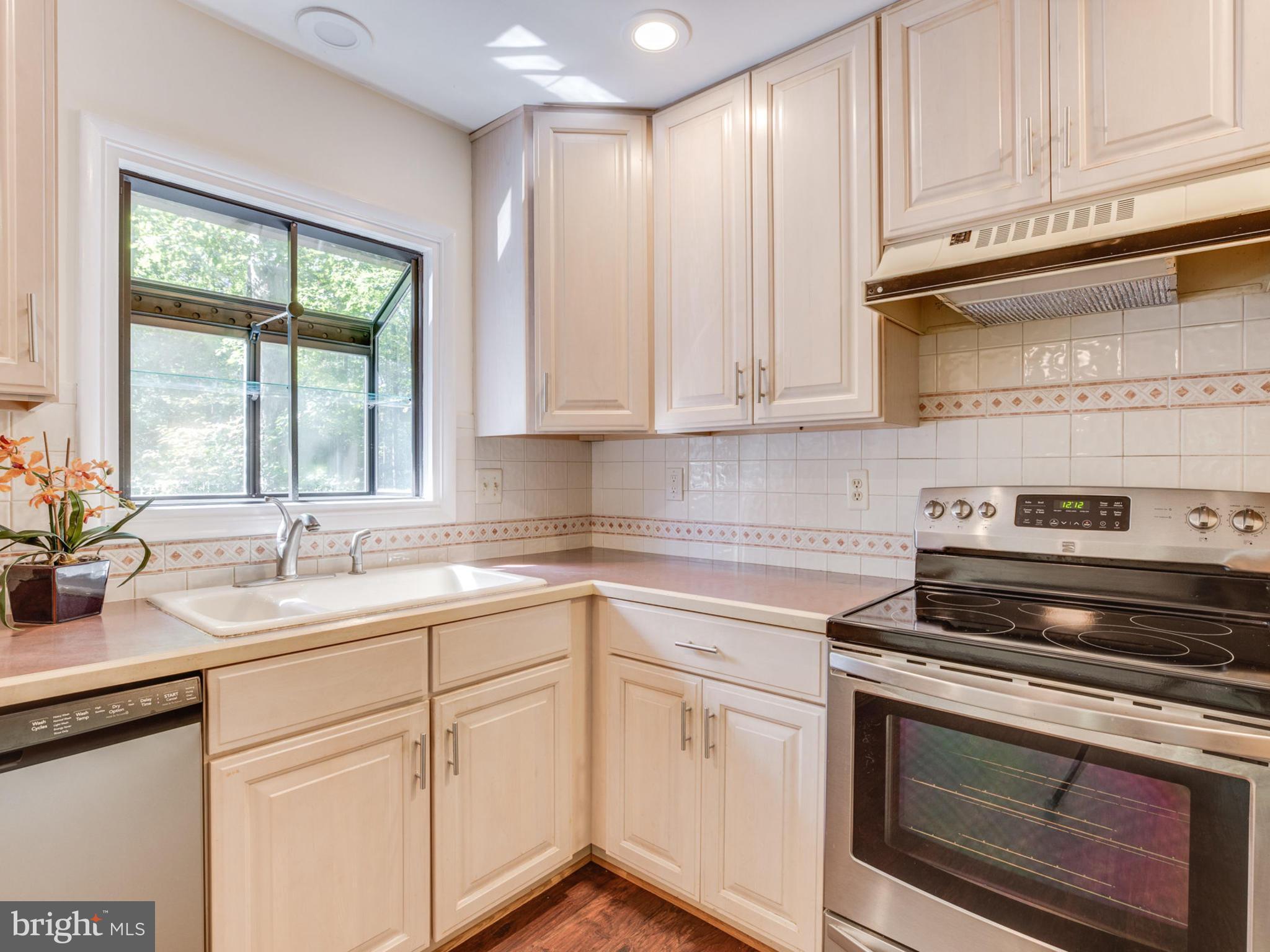 12216 Quorn Lane Reston, VA 20191 - Photo 15 of 30 Kitchen