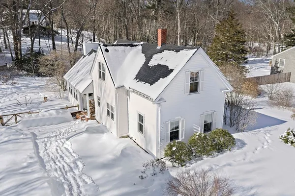 a view of a house with backyard