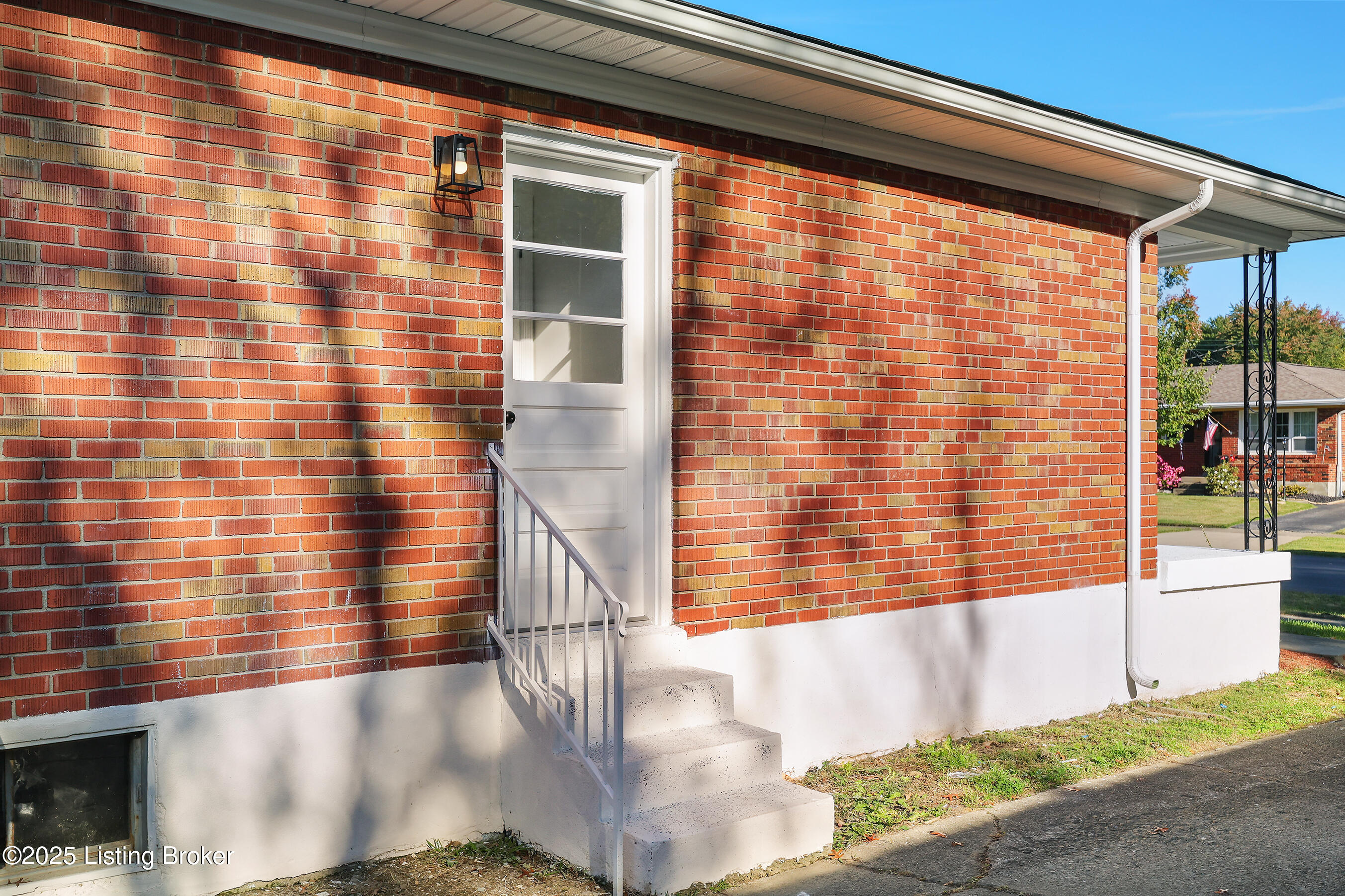 1046 Clayborne Road Louisville, KY 40214 - Photo 5 of 39 H40A5239