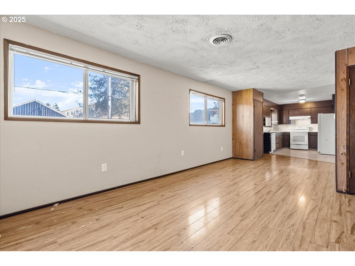 5103 Northeast 42nd Avenue Portland, OR 97218 - Photo 9 of 34