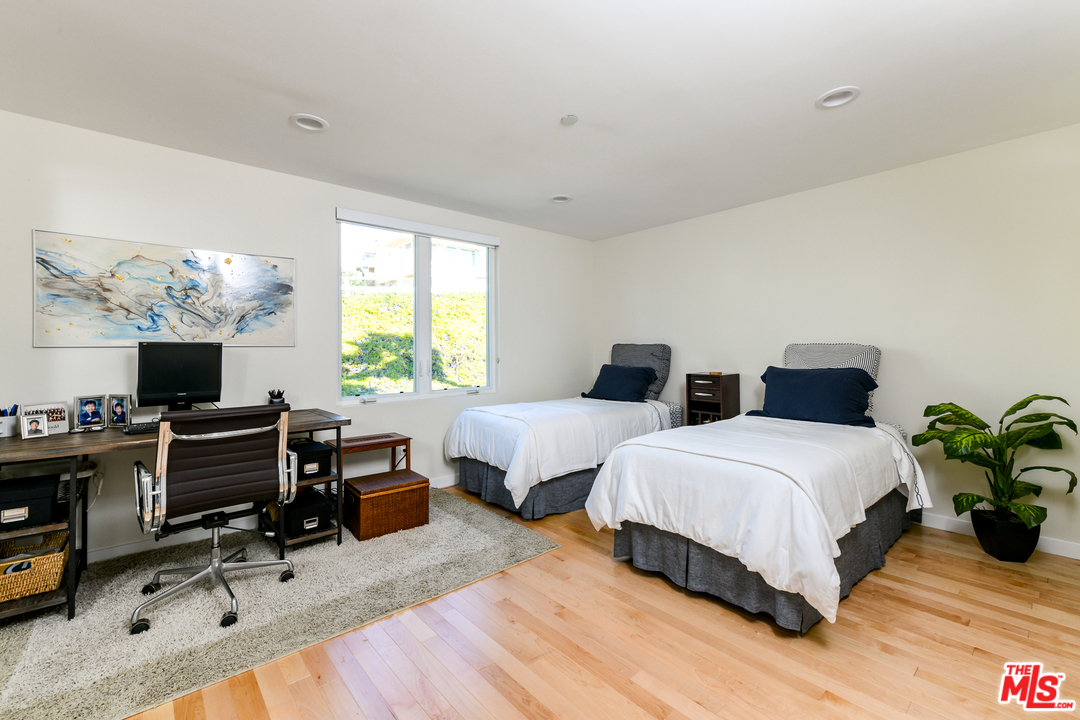 7301 Vista Del Mar, Unit 40 Playa del Rey, CA 90293 - Photo 22 of 29 a bedroom with two beds and a window