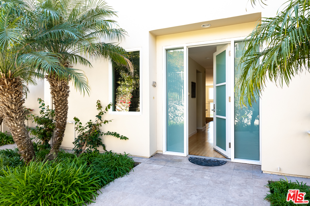 7301 Vista Del Mar, Unit 40 Playa del Rey, CA 90293 - Photo 27 of 29 a view of backyard with potted plant