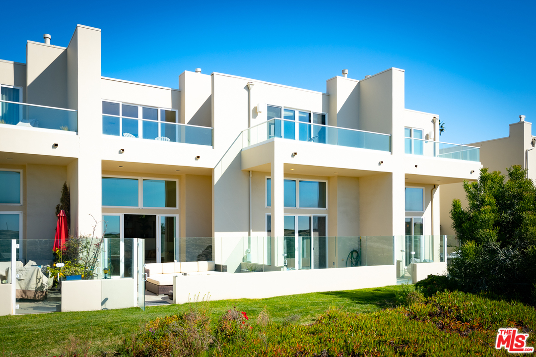 7301 Vista Del Mar, Unit 40 Playa del Rey, CA 90293 - Photo 28 of 29 a view of a building with a yard