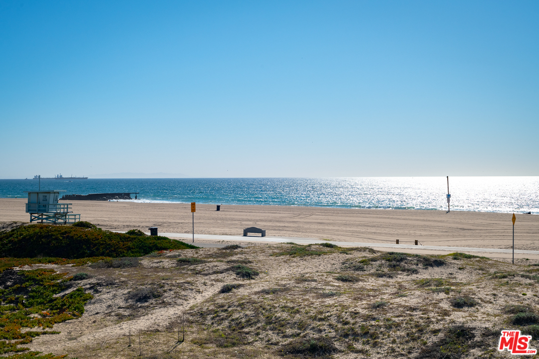 7301 Vista Del Mar, Unit 40 Playa del Rey, CA 90293 - Photo 29 of 29 a view of an ocean and beach