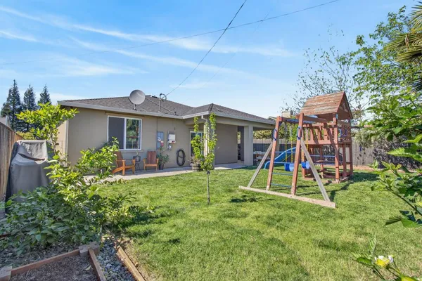 a view of a house with backyard and porch