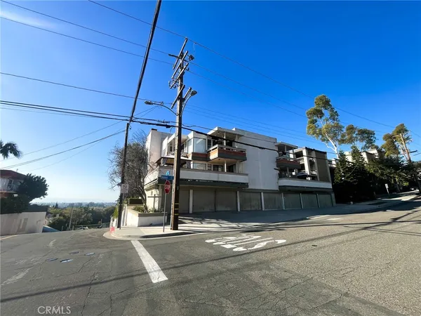 $2,800 | 2575 East 19th Street, Unit 17, Signal Hill, CA 90755
