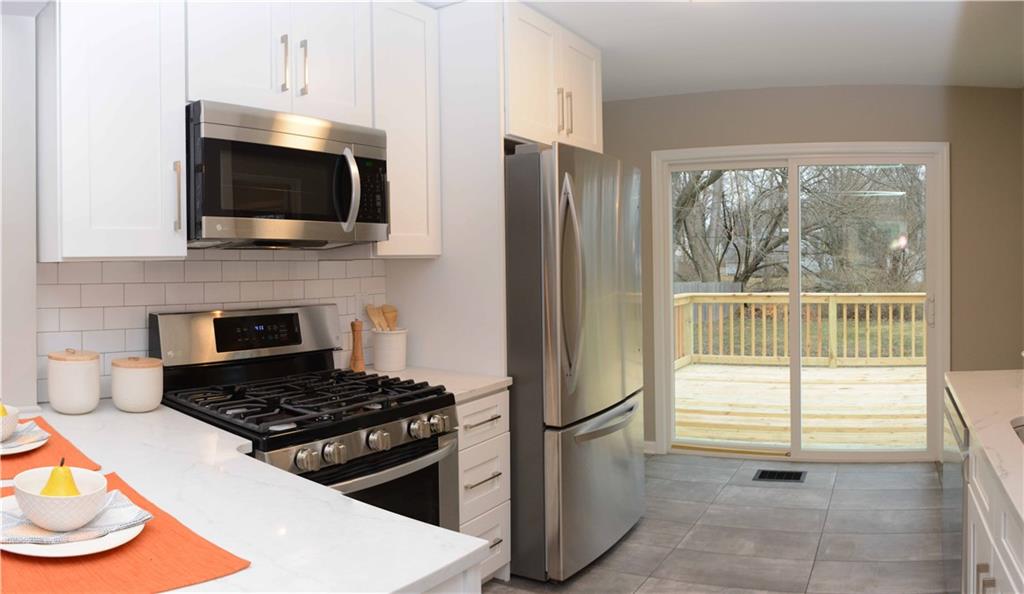 2140 Douglas Road Indianapolis, IN 46220 - Photo 4 of 29 Gallery Image 4