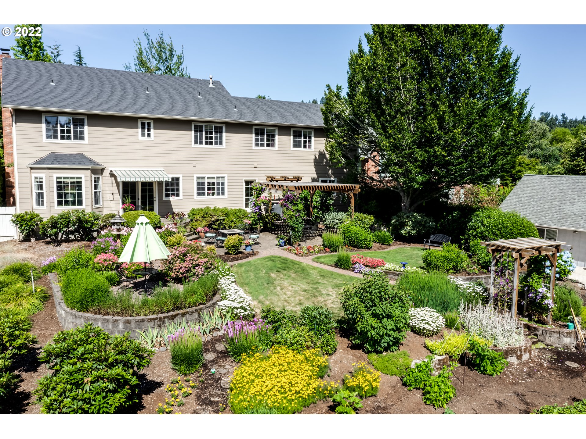 3987 Brae Burn Drive Eugene, OR 97405 - Photo 31 of 32 a front view of house with yard and green space