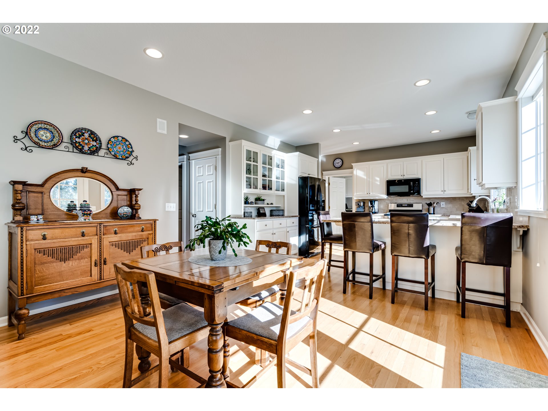 3987 Brae Burn Drive Eugene, OR 97405 - Photo 7 of 32 a view of a dining area with furniture