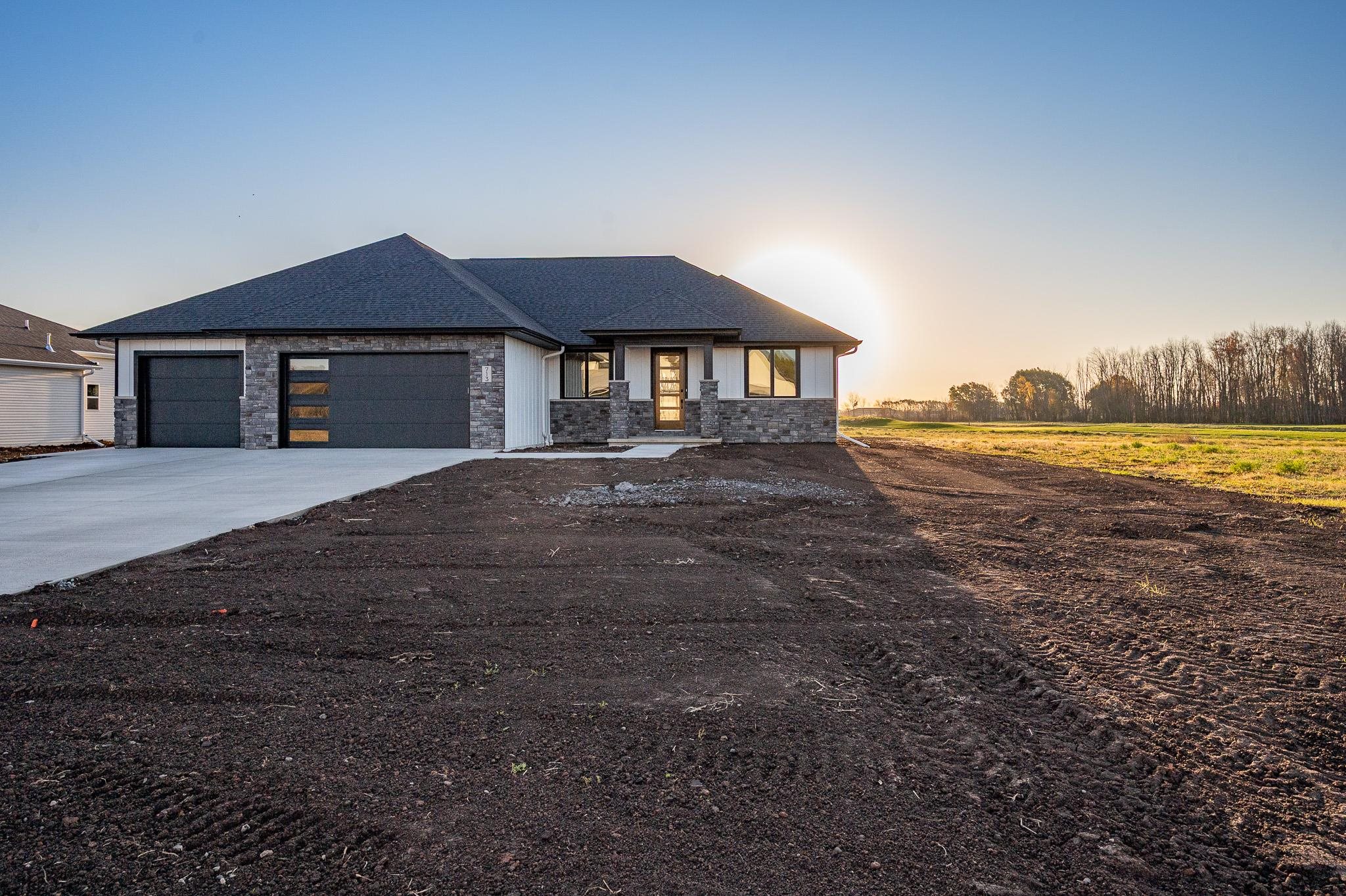 713 Royal Saint Pats Drive Wrightstown, WI 54180 - Photo 3 of 34