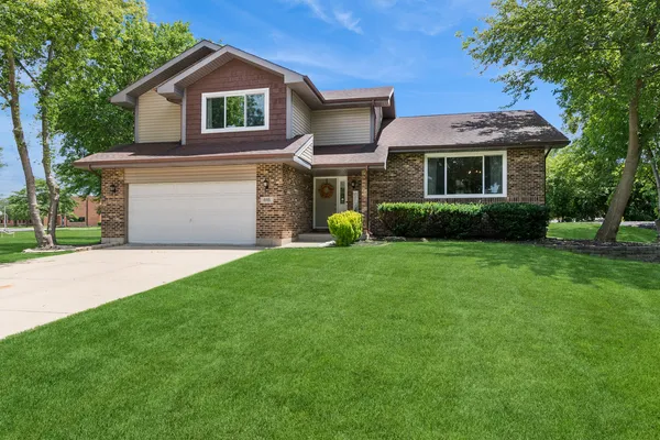 $489,000 | 615 Chester Court East, Aurora, IL 60504