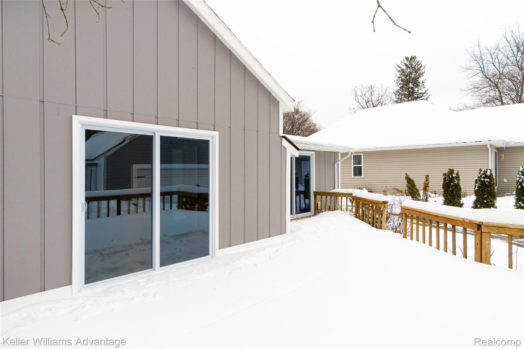 3565 Watkins Lake Road Waterford, MI 48328 - Photo 23 of 28 Deck 1.jpg