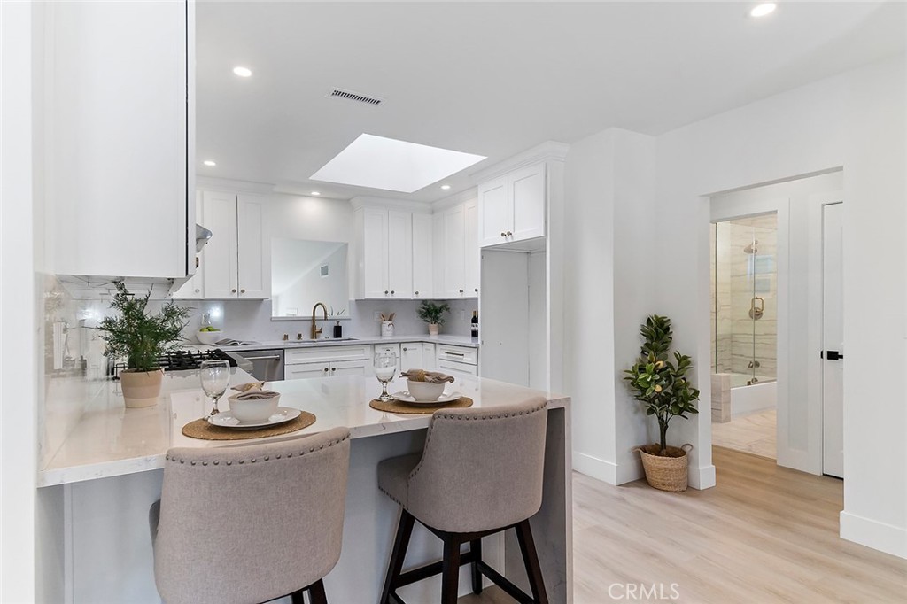 732 East Foothill Boulevard Glendora, CA 91741 - Photo 9 of 61 Kitchen Peninsula