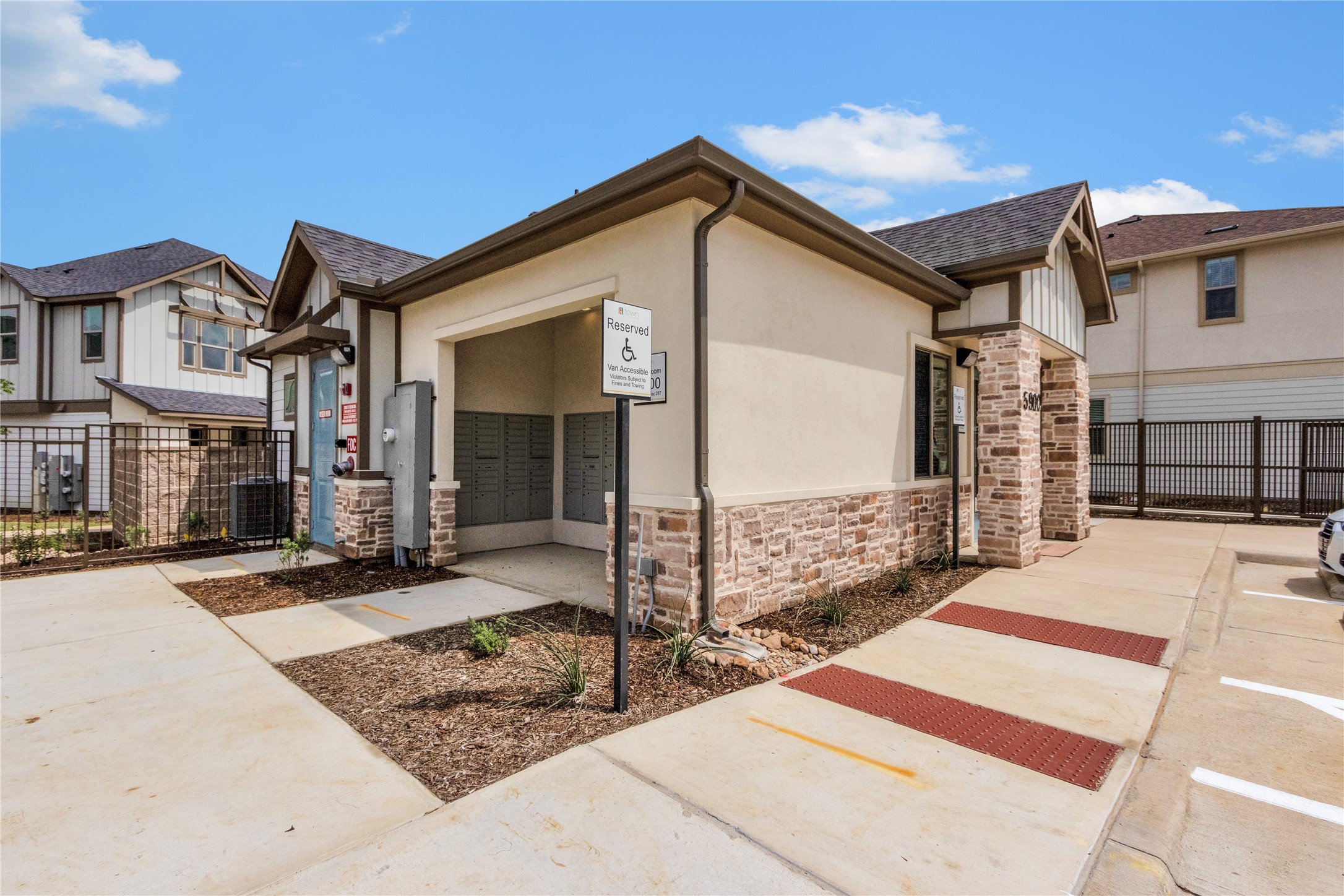 5900-124 Highway 287 Frontage Road Arlington, TX 76017 - Photo 8 of 13 a front view of a house with garden