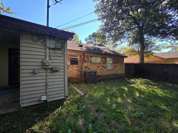 a view of a backyard