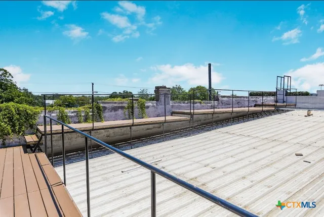 $1,400 | 123 West May Street, Unit 2, Yoakum, TX 77995