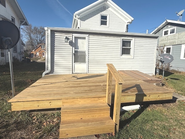406 South Division Avenue Polo, IL 61064 - Photo 2 of 13 a view of a house with a patio