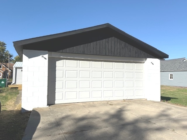 406 South Division Avenue Polo, IL 61064 - Photo 3 of 13 a view of a garage