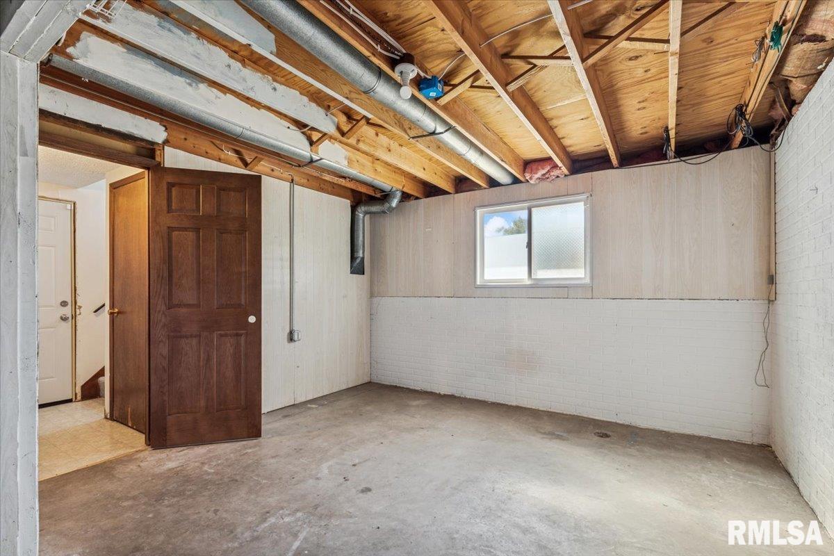 3328 Greenfield Road Bettendorf, IA 52722 - Photo 21 of 26 Gallery Image 21