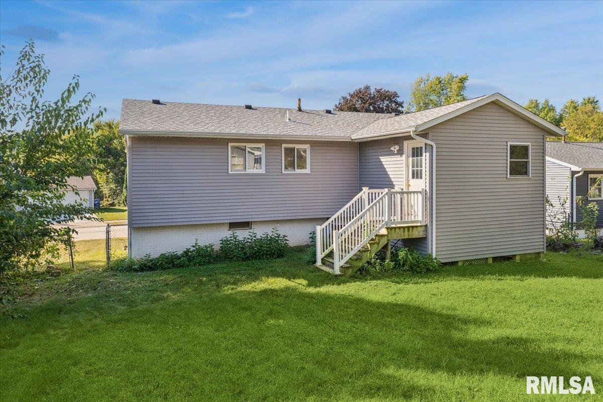 3328 Greenfield Road Bettendorf, IA 52722 - Photo 3 of 26 Gallery Image 3