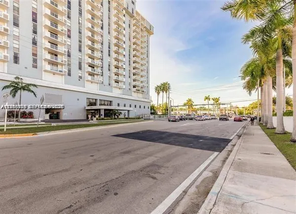 $1,570 | 13499 Biscayne Boulevard, Unit 912, North Miami, FL 33181