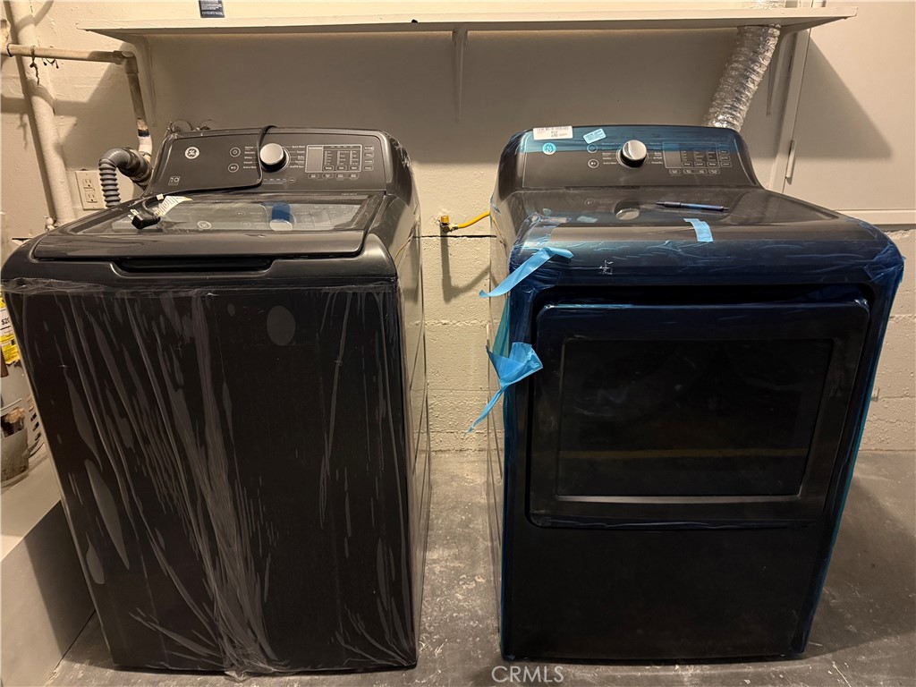 5250 Colodny Drive, Unit 21 Agoura Hills, CA 91301 - Photo 14 of 14 a bathroom with a sink and a mirror