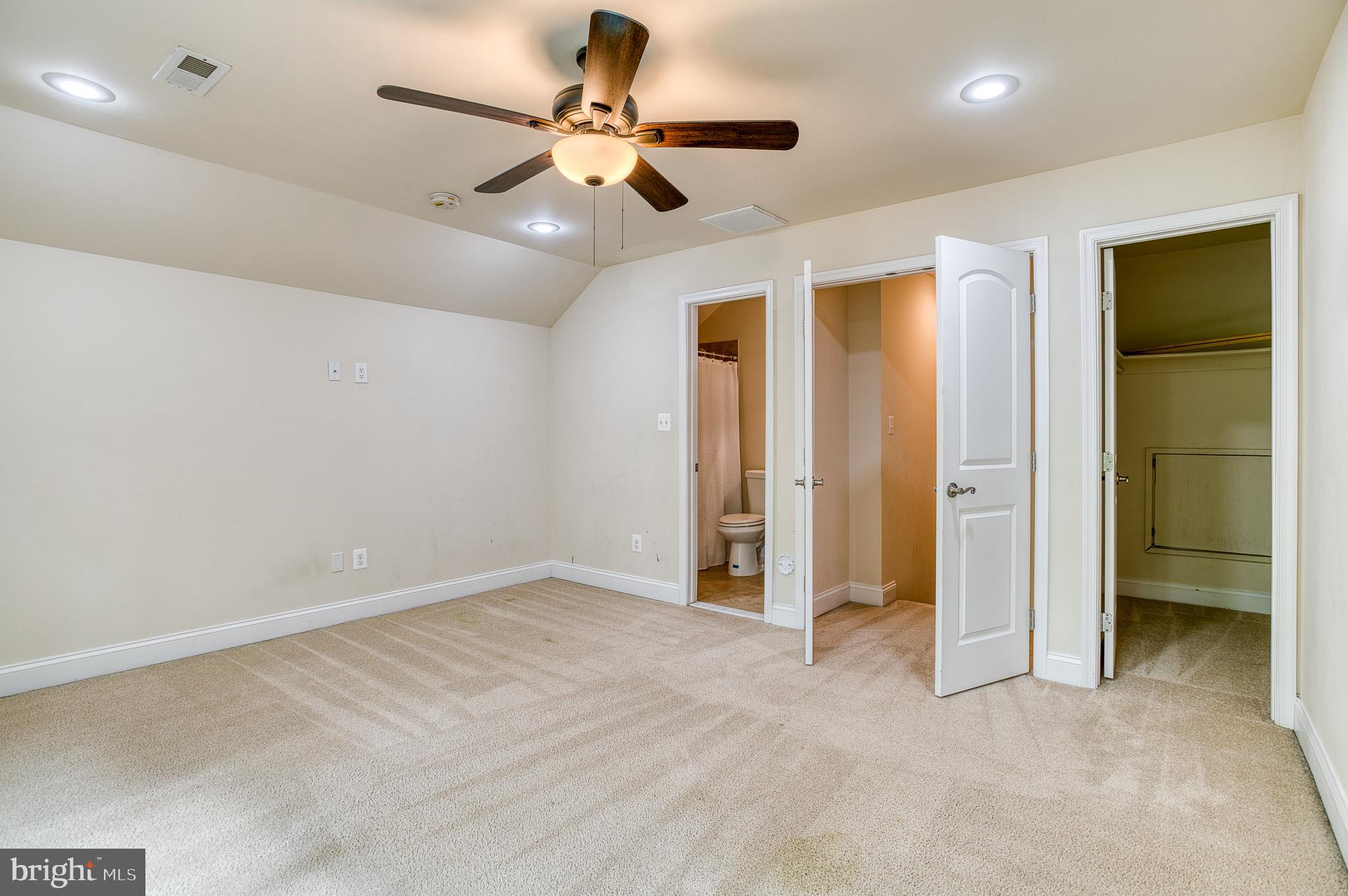 7140 Barry Road Alexandria, VA 22315 - Photo 40 of 56 an empty room with closet and a ceiling fan