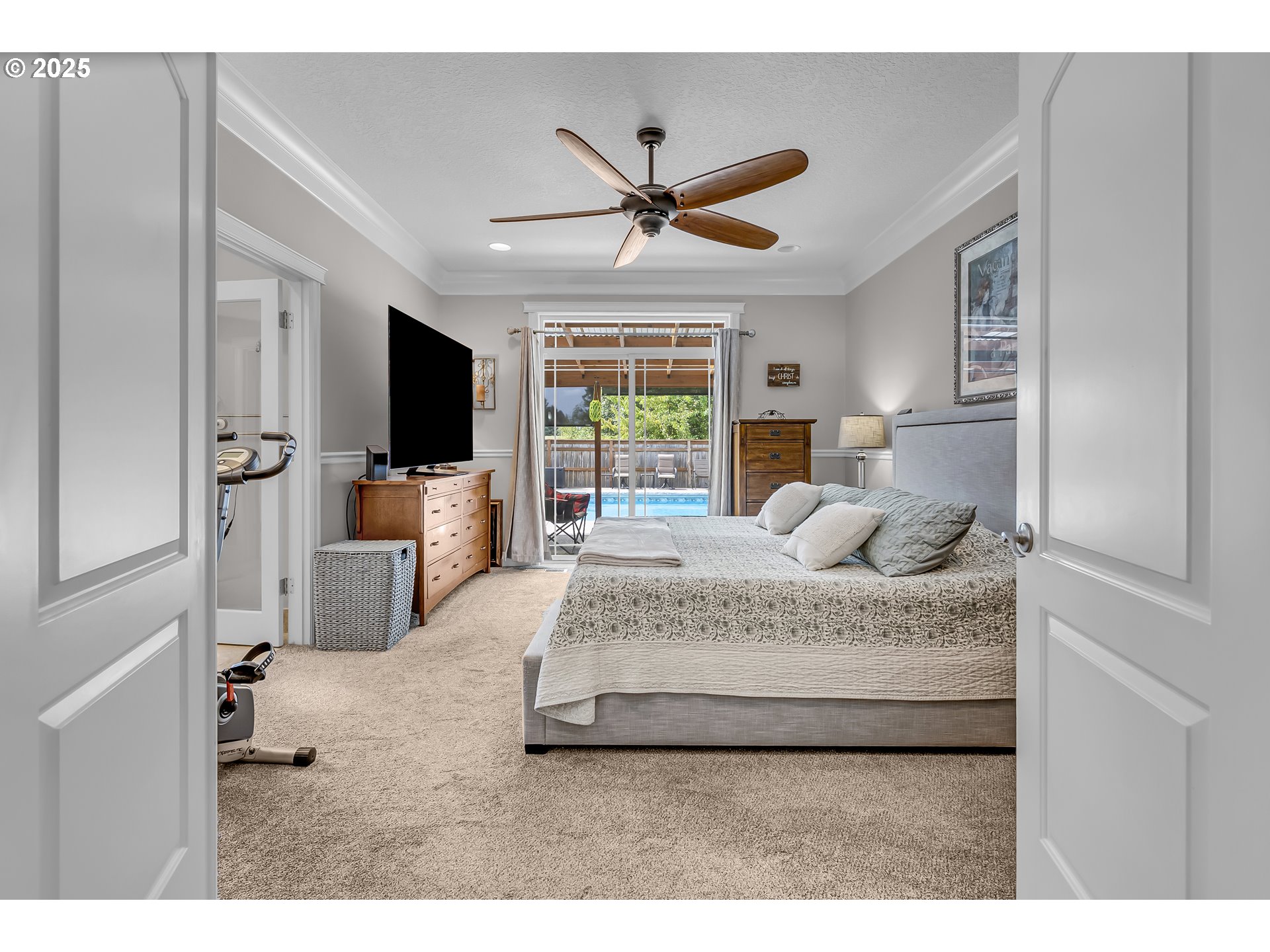 6336 Nicklaus Loop North Keizer, OR 97303 - Photo 21 of 45 a living room with furniture and a flat screen tv